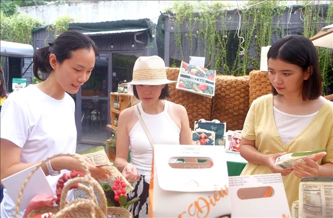 Người tiêu dùng quan tâm đến sản phẩm hạt điều hữu cơ. Ảnh: Hương Giang - TTXVN