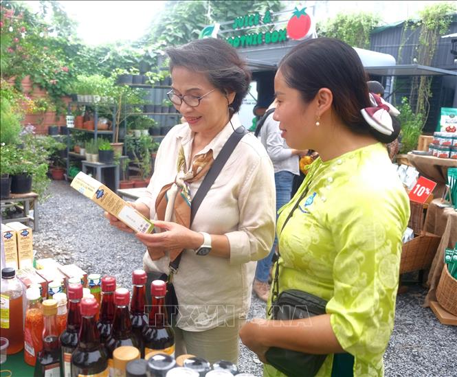 Hiệp hội Thực phẩm minh bạch tích cực hỗ trợ truyền thông sản phẩm sạch đến người tiêu dùng. Ảnh: Hương Giang - TTXVN