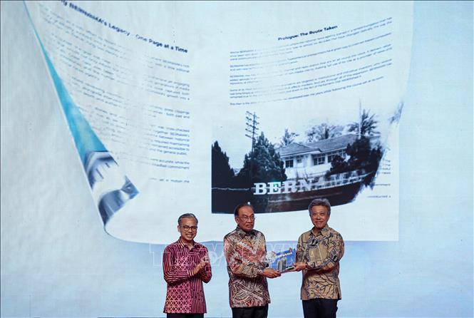 Thủ tướng Malaysia Anwar Ibrahim nhận cuốn sách ảnh về Bernama do Chủ tịch Hãng Thông tấn Quốc gia Malaysia (Bernama) Wong Chun Wai (phải) trao tặng. Ảnh: TTXVN phát