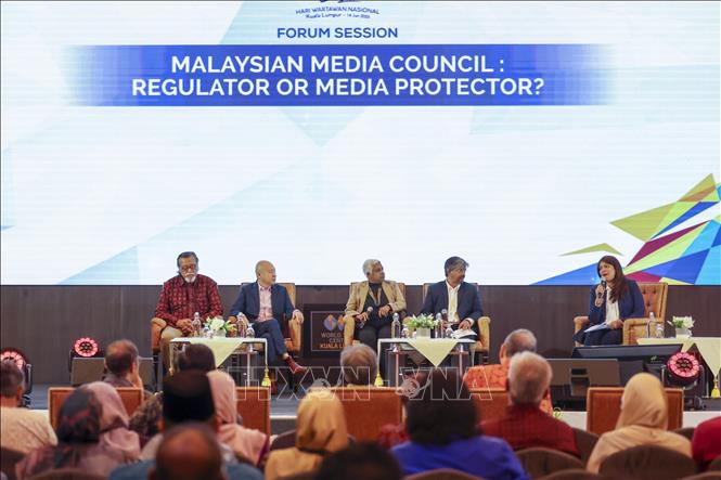 Phiên thảo luận với chủ đề “Hội đồng Media Malaysia: Cơ quan quản lý hay Người bảo vệ truyền thông?” trong khuôn khổ lễ kỷ niệm Ngày Báo chí Quốc gia Malaysia (HAWANA 2025). Ảnh: TTXVN phát