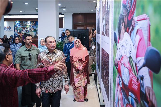 Thủ tướng Anwar Ibrahim (giữa) tham quan triển lãm ảnh trong khuôn khổ Lễ kỷ niệm Ngày Báo chí Quốc gia (HAWANA) 2025. Ảnh: TTXVN phát
