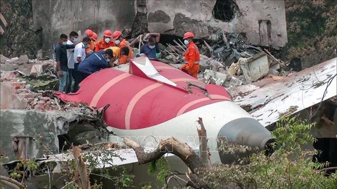 Lực lượng chức năng điều tra tại hiện trường vụ máy bay của Hãng Air India rơi xuống khu dân cư tại thành phố Ahmedabad, bang Gujarat, ngày 14/6/2025. Ảnh: ANI/TTXVN