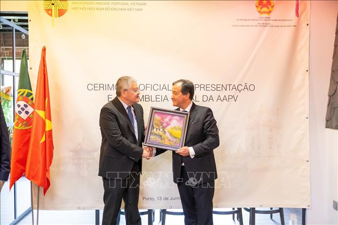 Đại biện Đại sứ quán Việt Nam tại Bồ Đào Nha Nguyễn Mạnh Thắng trao tặng quà lưu niệm cho Lãnh đạo Hội hữu nghị Bồ Đào Nha - Việt Nam, Luật sư Jose Pedro Viera. Ảnh: TTXVN phát
