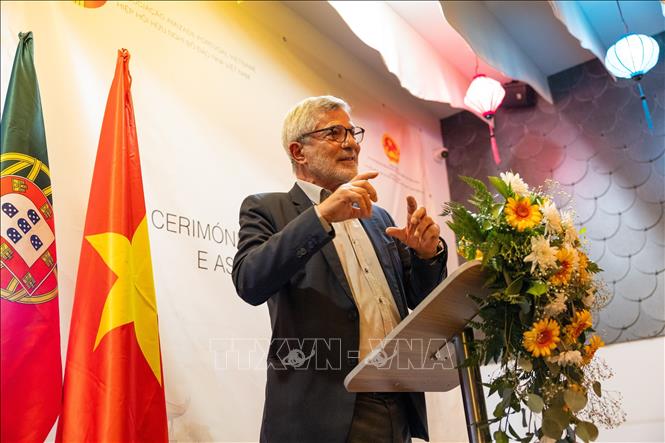 Ông Henrique Calisto, nguyên Huấn luyện viên trưởng đội tuyển bóng đá nam Việt Nam, Phó Chủ tịch Hội hữu nghị Bồ Đào Nha - Việt Nam phát biểu. Ảnh: TTXVN phát