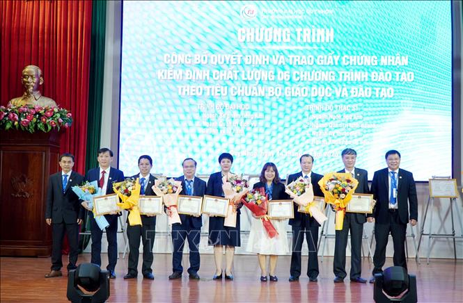 Tặng giấy khen cho 7 tập thể có thành tích xuất sắc trong công tác kiểm định chất lượng chương trình đào tạo 6 ngành theo tiêu chuẩn của Bộ Giáo dục và Đào tạo. Ảnh: Lê Phước Ngọc - TTXVN
