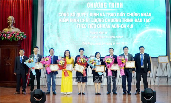 Tặng giấy khen cho 7 tập thể có thành tích xuất sắc trong công tác tự đánh giá và đánh giá ngoài chương trình đào tạo theo tiêu chuẩn AUN-QA. Ảnh: Lê Phước Ngọc - TTXVN