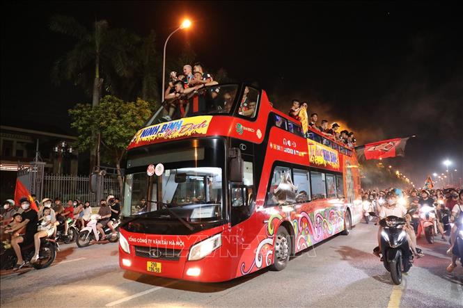 Người hâm mộ hòa chung chiến thắng của Phù Đổng Ninh Bình. Ảnh: Đức Phương - TTXVN