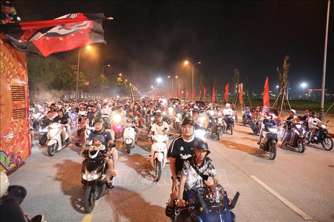 Người hâm mộ hòa chung chiến thắng của Phù Đổng Ninh Bình. Ảnh: Đức Phương - TTXVN