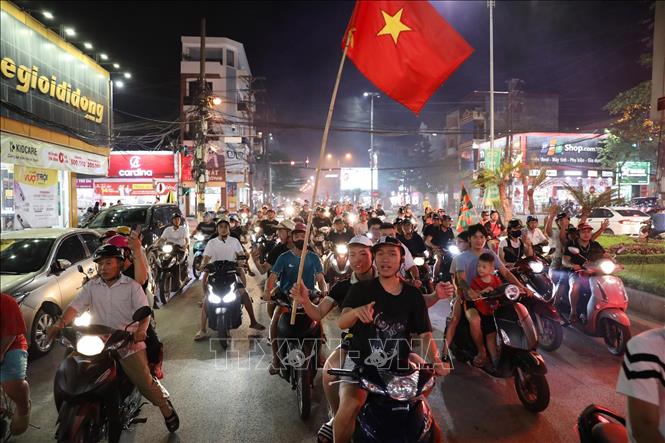 Người hâm mộ hòa chung chiến thắng của Phù Đổng Ninh Bình. Ảnh: Đức Phương - TTXVN