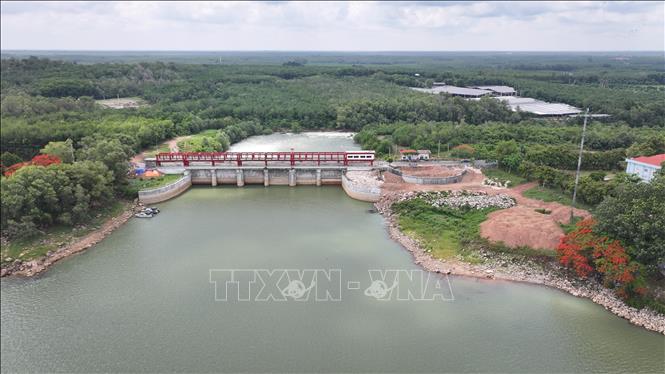 Cổng xả lũ hồ Dầu Tiếng. Ảnh: Thanh Tân - TTXVN
