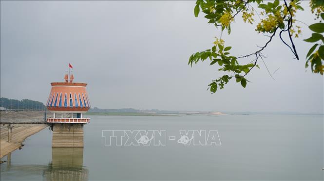 Hồ Dầu Tiếng cấp nước phục vụ đa mục tiêu. Ảnh: Thanh Tân - TTXVN                        