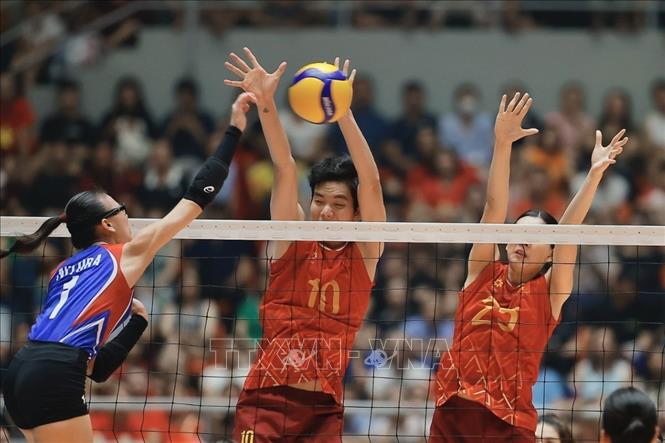 Nỗ lực của các càu thủ Philippines nhưng không thành công. Ảnh: Minh Quyết - TTXVN