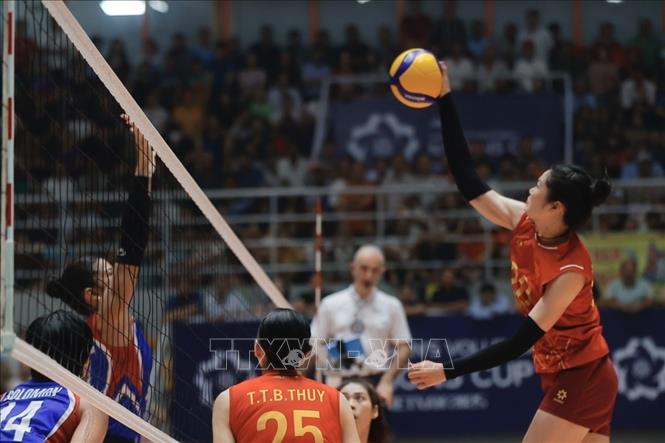 Pha tấn công trên lưới của Nguyễn Thị Uyên (Việt Nam). Ảnh: Minh Quyết - TTXVN