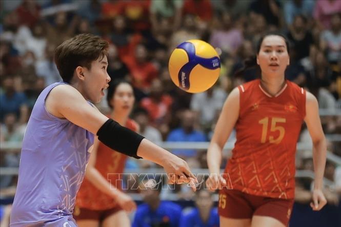 Pha bắt bóng chính xác của libero Khánh Đang (số 12, Việt Nam). Ảnh: Minh Quyết - TTXVN