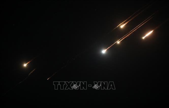 Tên lửa của Iran được phóng xuống thành phố Hebron, phía Nam Khu Bờ Tây tối 14/6/2025. Ảnh: THX/TTXVN