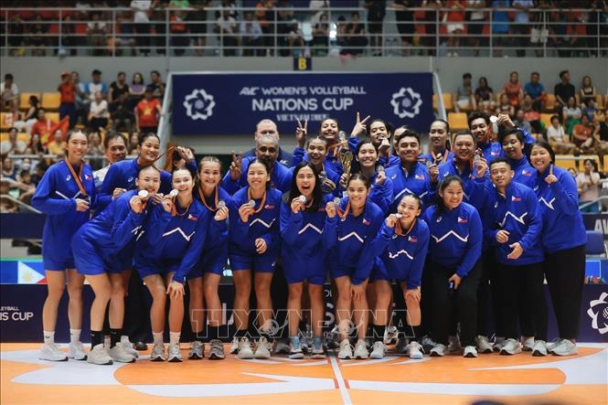 Đội tuyển bóng chuyền nữ Philippines về Nhì sau khi thua đội chủ nhà Việt Nam 0-3 ở trận chung kết. Ảnh: Minh Quyết - TTXVN