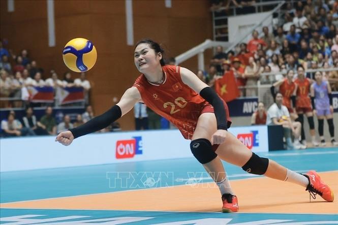Pha cứu bóng của VĐV Nguyễn Thị Uyên (số 20, Việt Nam). Ảnh: Minh Quyết - TTXVN