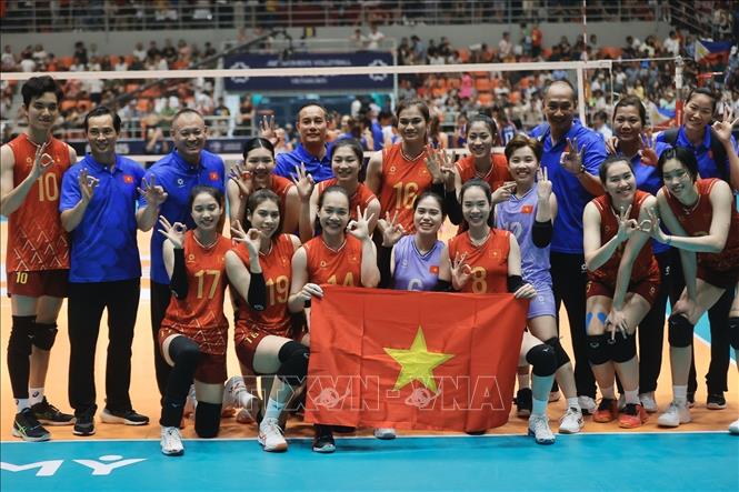 Đội tuyển bóng chuyền nữ Việt Nam thi đấu xuất sắc giành Cúp vô địch. Ảnh: Minh Quyết - TTXVN