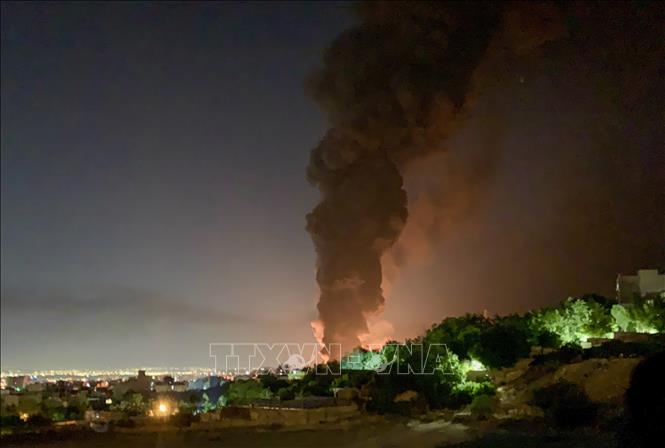 Khói lửa bốc lên từ một cơ sở khai thác dầu ở quận Shahran, thủ đô Tehran (Iran) sau khi trúng không kích của Israel. Ảnh: Anadolu Agency/TTXVN