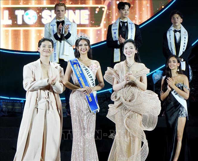  Trao danh hiệu Á hậu 1 siêu mẫu thể hình thế giới mùa 3 năm 2025 cho thí sinh Opiaza Princess Juniane Hinkle (Philippines). Ảnh: Lê Phước Ngọc - TTXVN

