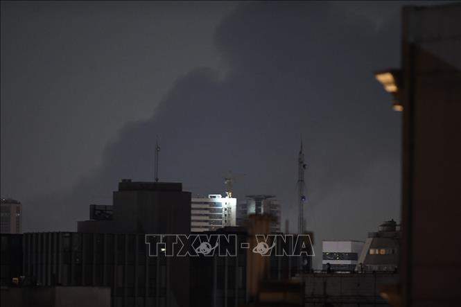 Quang cảnh thủ đô Tehran, Iran sau các cuộc không kích của Israel ngày 14/6/2025. Ảnh: THX/TTXVN