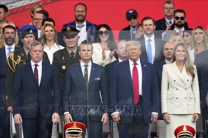 Tổng thống Mỹ Donald Trump và phu nhân cùng các quan chức tại lễ diễu binh kỷ niệm 250 năm ngày thành lập Lục quân ở Washington ngày 14/6/2025. Ảnh: AP/TTXVN