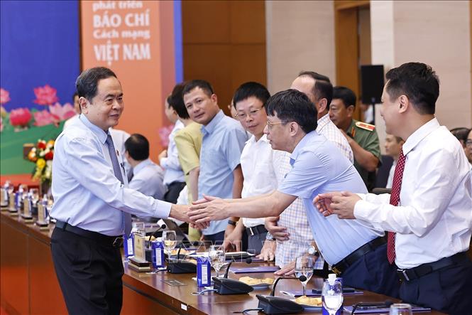 Chủ tịch Quốc hội Trần Thanh Mẫn với lãnh đạo các cơ quan quản lý báo chí, cơ quan báo chí. Ảnh: Doãn Tấn - TTXVN