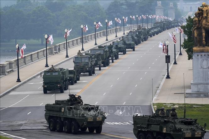 Dàn khí tài xuất hiện tại lễ diễu binh kỷ niệm 250 năm ngày thành lập Lục quân ở Washington, Mỹ ngày 14/6/2025. Ảnh: AP/TTXVN