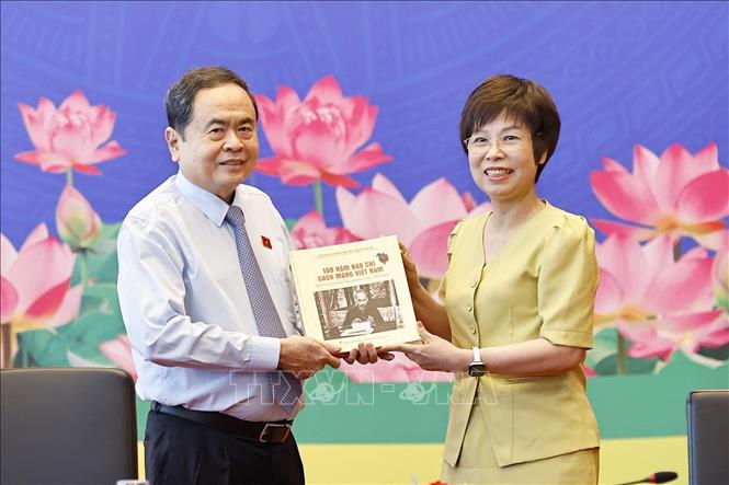 Tổng giám đốc Thông tấn xã Việt Nam Vũ Việt Trang trân trọng trao tặng Chủ tịch Quốc hội Trần Thanh Mẫn cuốn sách ảnh song ngữ Việt - Anh “100 năm Báo chí Cách mạng Việt Nam (1925-2025)” do Nhà xuất bản Thông tấn biên soạn, xuất bản. Ảnh: Doãn Tấn - TTXVN