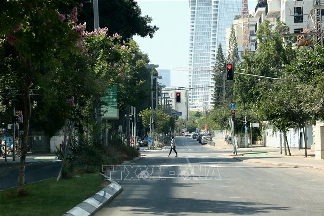 Cảnh vắng vẻ trên một tuyến phố ở Tel Aviv, Israel. Ảnh: THX/TTXVN