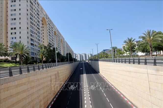 Cảnh vắng vẻ trên một tuyến đường ở Modi'in, Israel. Ảnh: THX/TTXVN