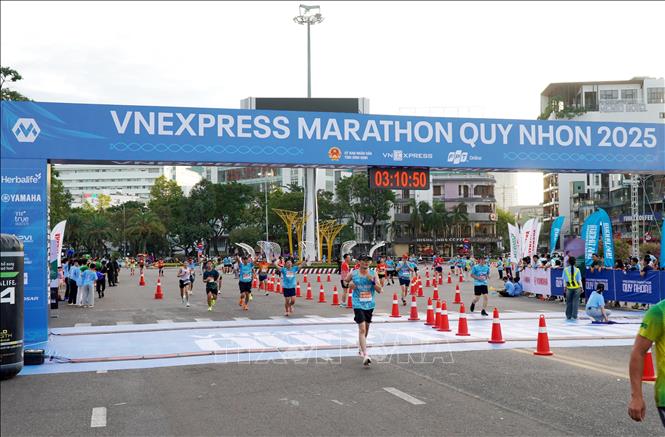 Các vận động viên chạy nước rút về đích tại Giải chạy VnExpress Marathon Quy Nhơn 2025. Ảnh: Lê Phước Ngọc – TTXVN 
