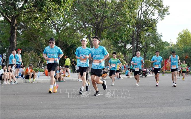 Các vận động viên chạy nước rút về đích tại Giải chạy VnExpress Marathon Quy Nhơn 2025. Ảnh: Lê Phước Ngọc – TTXVN 
