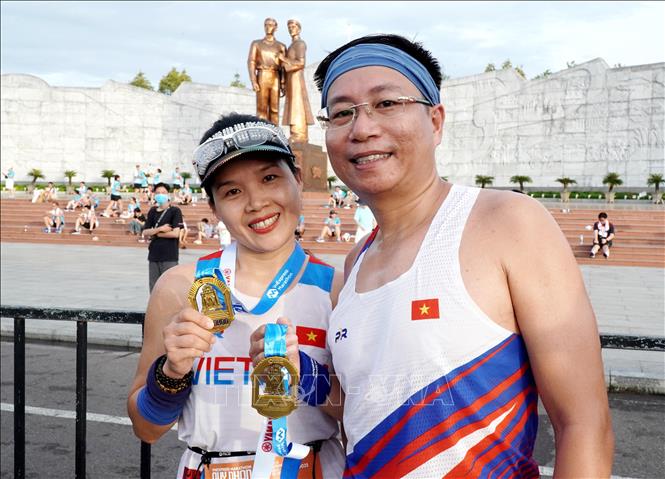 Các vận động viên Việt Nam vui mừng khi nhận Huy chương hoàn thành chặng chạy (finisher medal). Ảnh: Lê Phước Ngọc – TTXVN 
