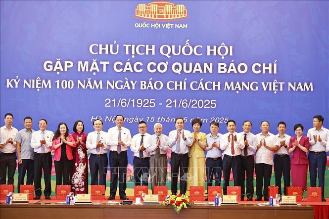 Chủ tịch Quốc hội Trần Thanh Mẫn với lãnh đạo các cơ quan báo chí. Ảnh: Doãn Tấn - TTXVN