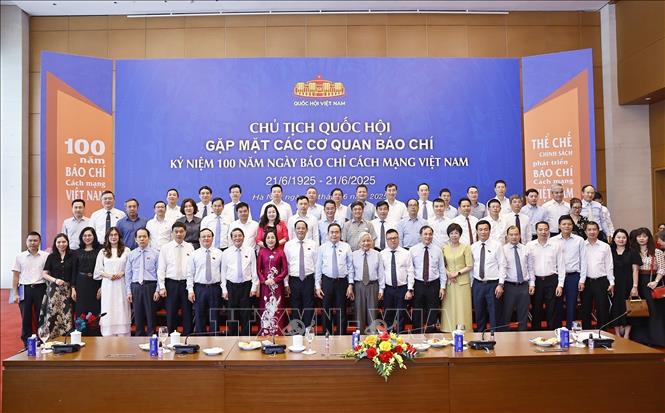 Chủ tịch Quốc hội Trần Thanh Mẫn với lãnh đạo các cơ quan báo chí nhân kỷ niệm 100 năm Ngày Báo chí Cách mạng Việt Nam (21/6/1925 - 21/6/2025). Ảnh: Doãn Tấn - TTXVN