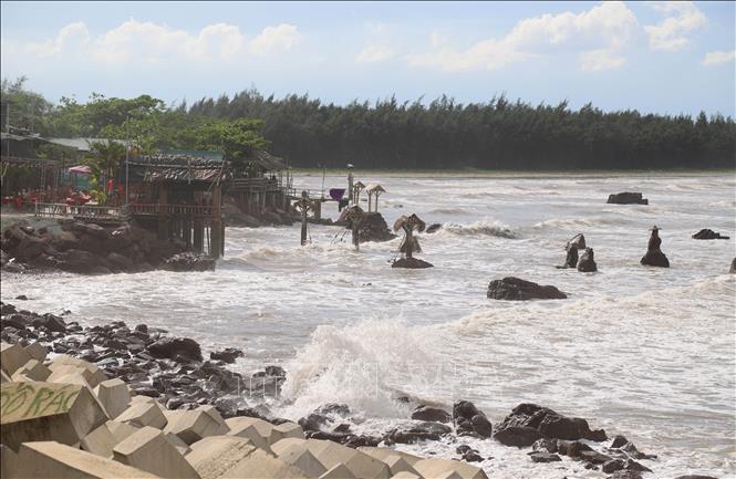 Việc du khách tắm biển ở bãi biển Cửa Hiền (xã Diễn Trung, huyện Diễn Châu, Nghệ An) lúc sóng to, gió lớn, triều cường đạt đỉnh rất nguy hiểm, nguy cơ đuối nước cao và bị sóng xô vào bờ đá. Ảnh: Xuân Tiến-TTXVN