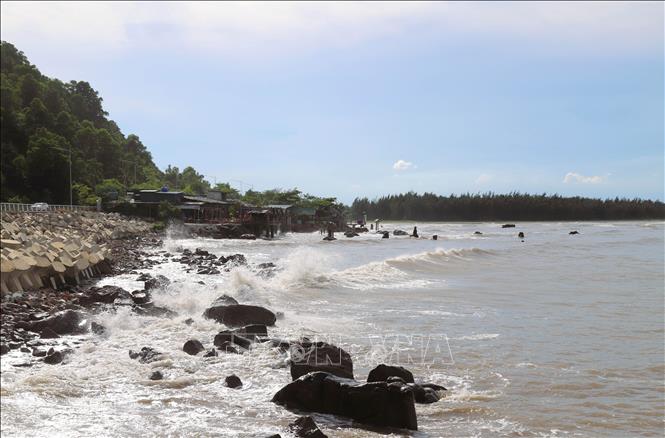 Bãi biển Cửa Hiền (xã Diễn Trung, huyện Diễn Châu, Nghệ An) những ngày qua luôn bị nhiễu động bởi sóng to, gió lớn, gây mất an toàn và tiềm ẩn nguy cơ đuối nước đối với du khách tắm biển. Ảnh: Xuân Tiến-TTXVN