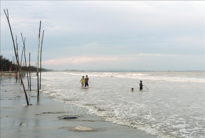 Nhiều em nhỏ tắm biển thuộc địa bàn xã Diễn Kim (huyện Diễn Châu, Nghệ An) trong điều kiện sóng to, gió lớn, thủy triều dâng cao, cực kỳ nguy hiểm bởi tiềm ẩn nguy cơ đuối nước rất lớn. Ảnh: Xuân Tiến-TTXVN