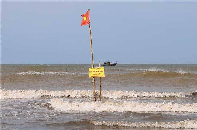 Biển cảnh báo nguy hiểm trên bãi tắm tại Khu du lịch biển Diễn Thành (thị trấn Diễn Thành, huyện Diễn Châu, Nghệ An). Ảnh: Xuân Tiến-TTXVN 