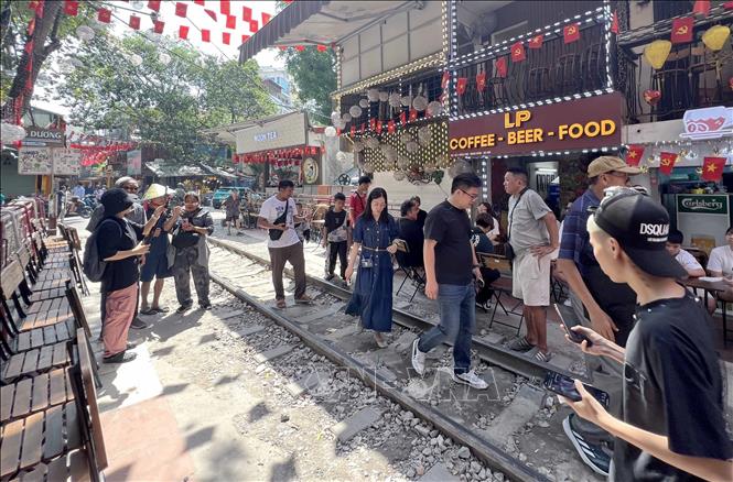 Vẫn có rất đông du khách đổ về 