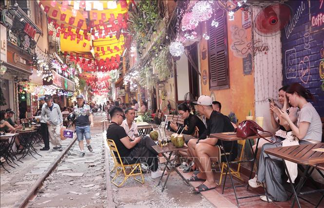Mục đích chính của du khách đến phố cà phê đường tàu không phải để thưởng thức đồ uống mà để chờ trải nghiệm cảm giác 