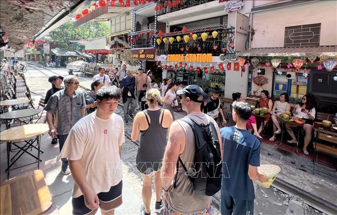 Rất đông du khách đến 