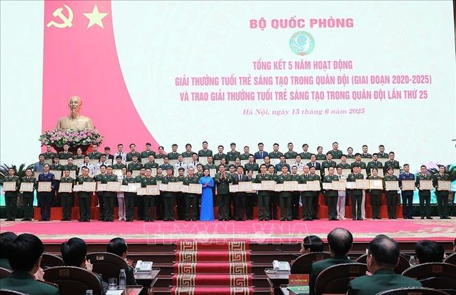 Các tác giả nhận Giải Nhất; Nhì và Chứng nhận của Chủ nhiệm Tổng cục Chính trị. Ảnh: An Đăng - TTXVN