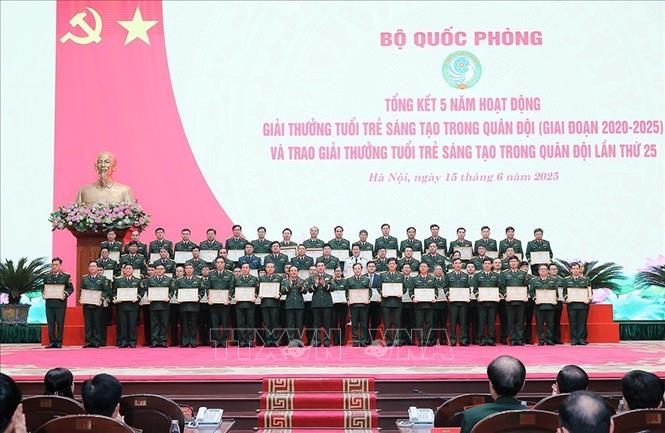 Đại tướng Phan Văn Giang, Bộ trưởng Bộ Quốc phòng và Thượng tướng Trịnh Văn Quyết, Chủ nhiệm Tổng cục Chính trị QĐND Việt Nam trao tặng 2 Bằng khen của Thủ tướng Chính phủ; 18 Bằng khen của Bộ trưởng Quốc phòng và 12 giải Nhất cho các tác giả. Ảnh: An Đăng - TTXVN