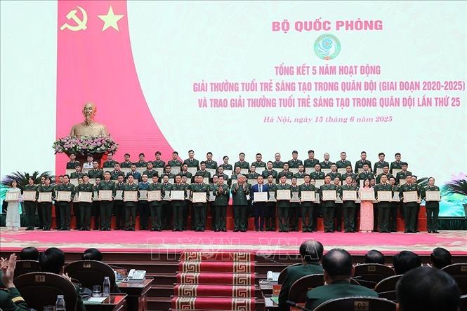 Các tác giả nhận giải Ba và Chứng nhận của Chủ nhiệm Tổng cục Chính trị. Ảnh: An Đăng - TTXVN