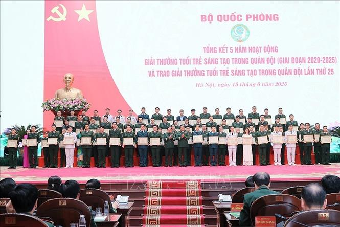 Các tác giả nhận giải Ba và Chứng nhận của Chủ nhiệm Tổng cục Chính trị. Ảnh: An Đăng - TTXVN