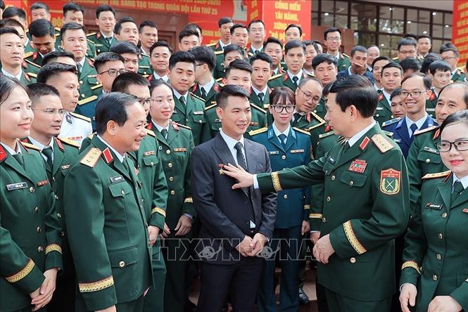 Đại tướng Phan Văn Giang, Bộ trưởng Bộ Quốc phòng với các đại biểu. Ảnh: An Đăng - TTXVN