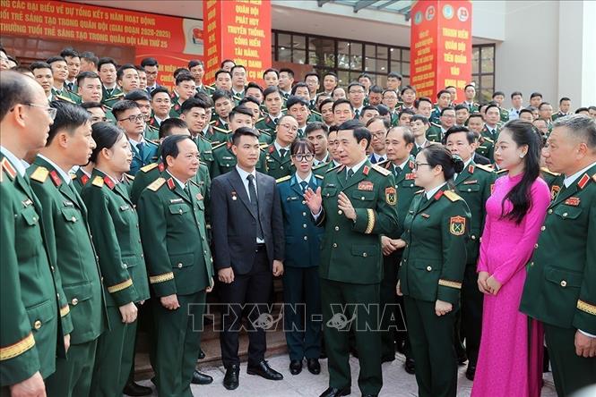 Đại tướng Phan Văn Giang, Bộ trưởng Bộ Quốc phòng với các đại biểu. Ảnh: An Đăng - TTXVN