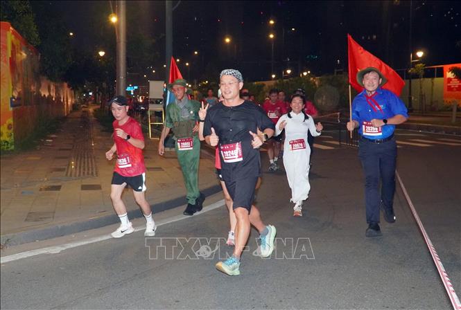 Các vận động viên tham dự cự ly chạy 21,06km tại Giải đi bộ - chạy bộ “Tự hào Thành phố tôi yêu” Cúp Agribank 2025. Ảnh Trung Tuyến – TTXVN